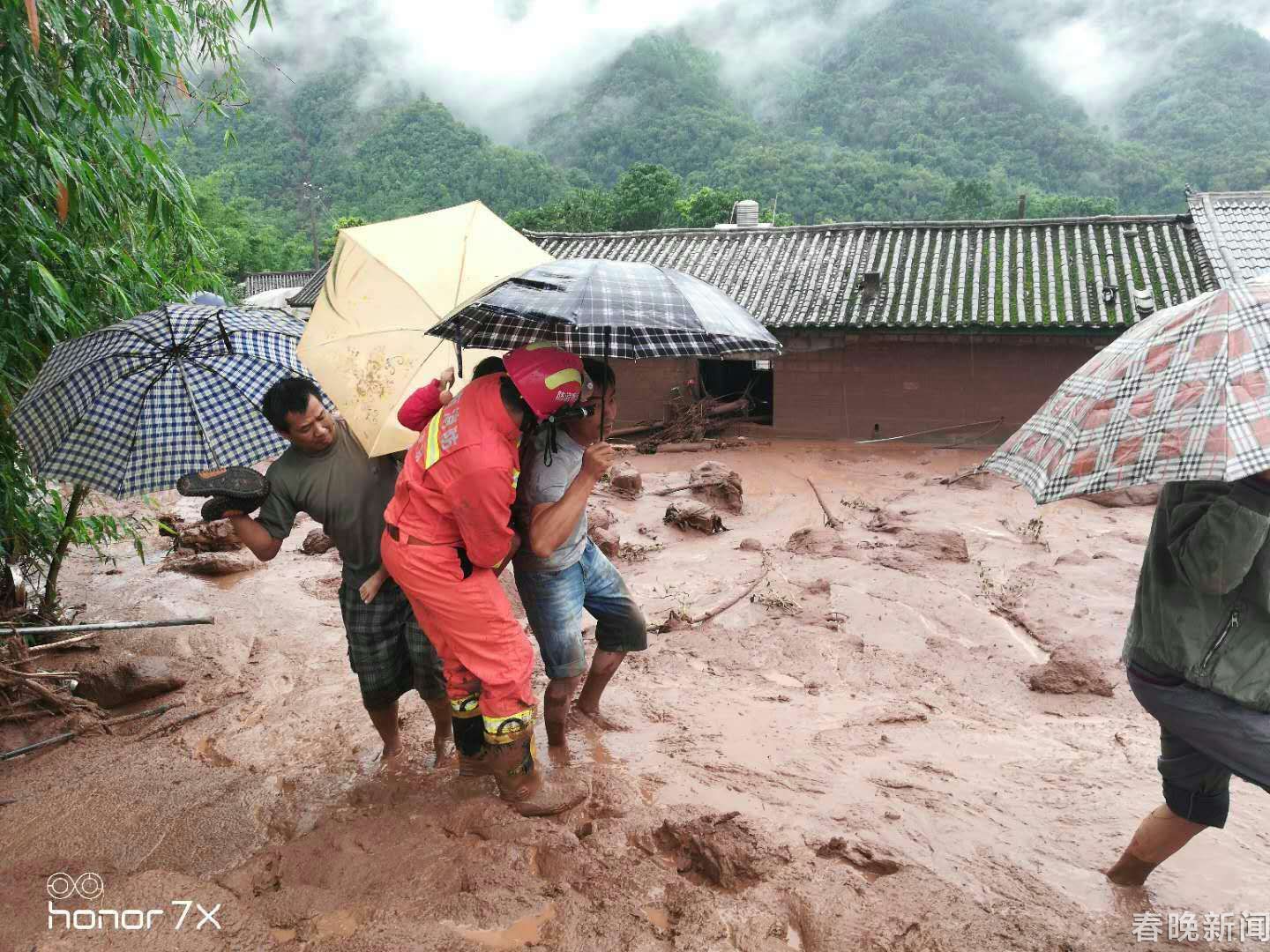 景谷县凤山镇突发泥石流 消防搜救被困群众15人